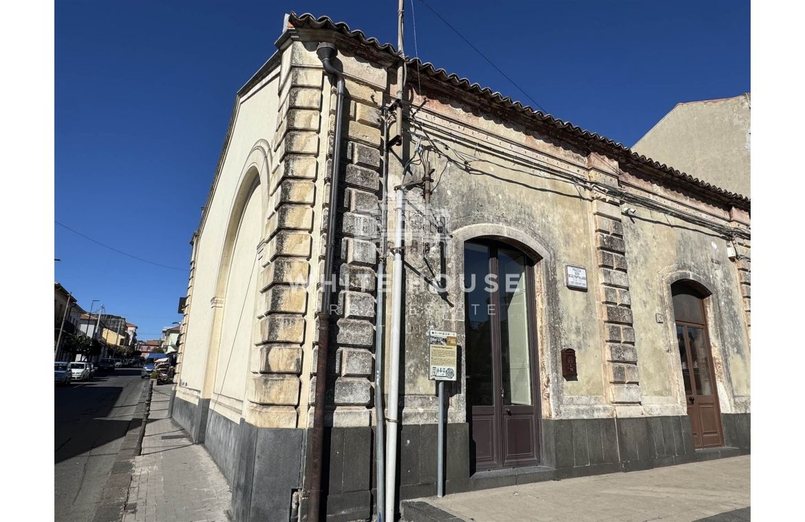Bottega ristrutturata su...