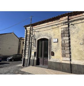 Bottega ristrutturata su Pedara Centro